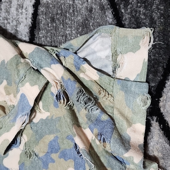 EASEL BOUTIQUE CAMO FACTORY DISTRESSED LONG-SLEEVED TOP - Picture 6 of 14